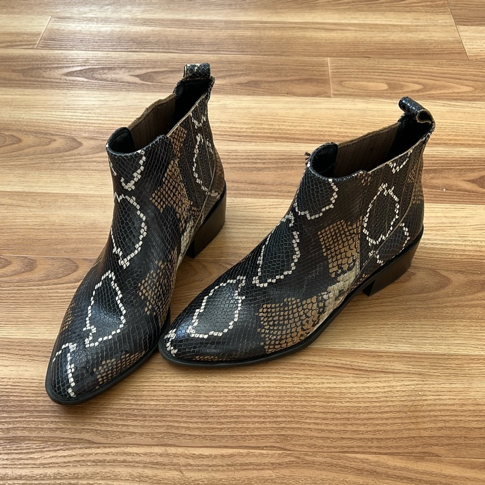 Like New •Faux snake skin booties Crown Vintage size 8
